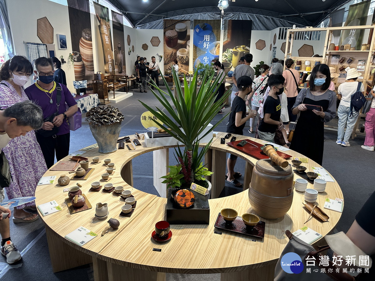 臺灣工藝研發中心推茶與器的特展值得觀賞。（記者扶小萍攝）