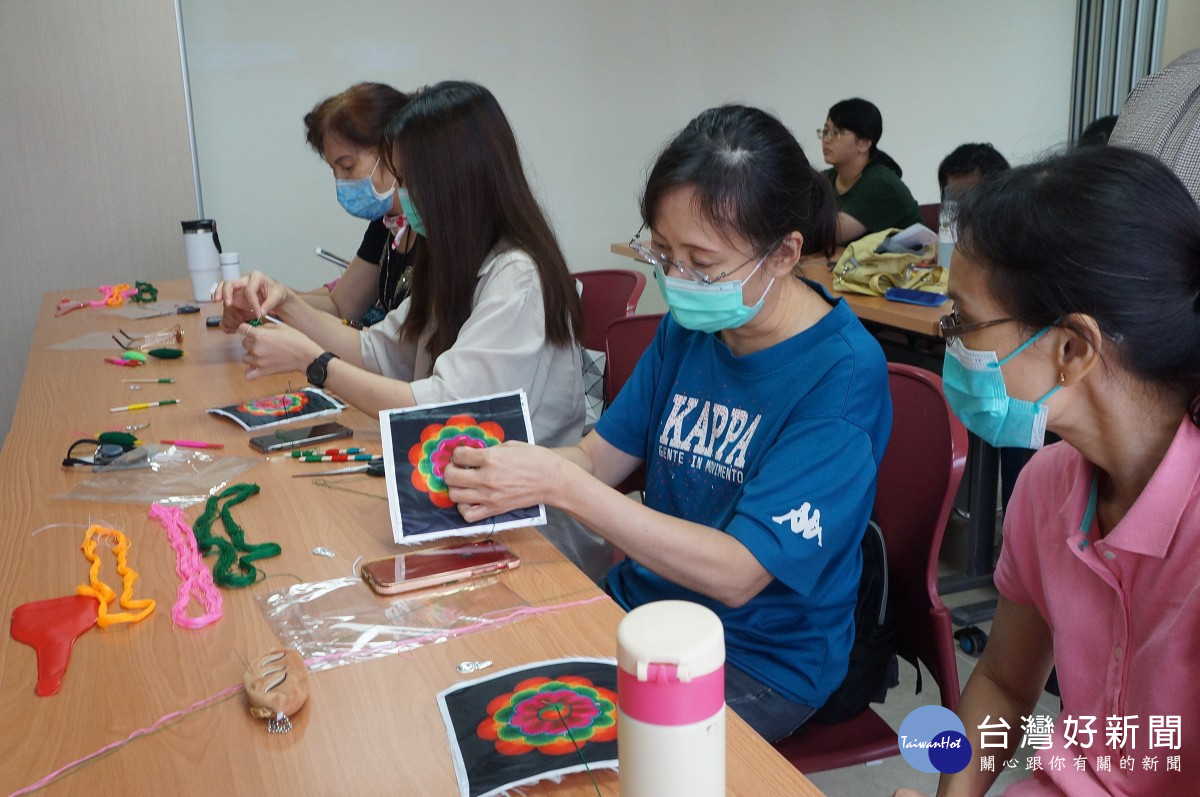 國慶連假期間，現場特別舉辦「土族盤繡～繡片製作體驗工作坊」，學員們在土族盤繡傳承人蘇曉莉老師的示範與帶領下，一同體驗土族盤繡的魅力。