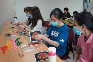 國慶連假期間，現場特別舉辦「土族盤繡～繡片製作體驗工作坊」，學員們在土族盤繡傳承人蘇曉莉老師的示範與帶領下，一同體驗土族盤繡的魅力。