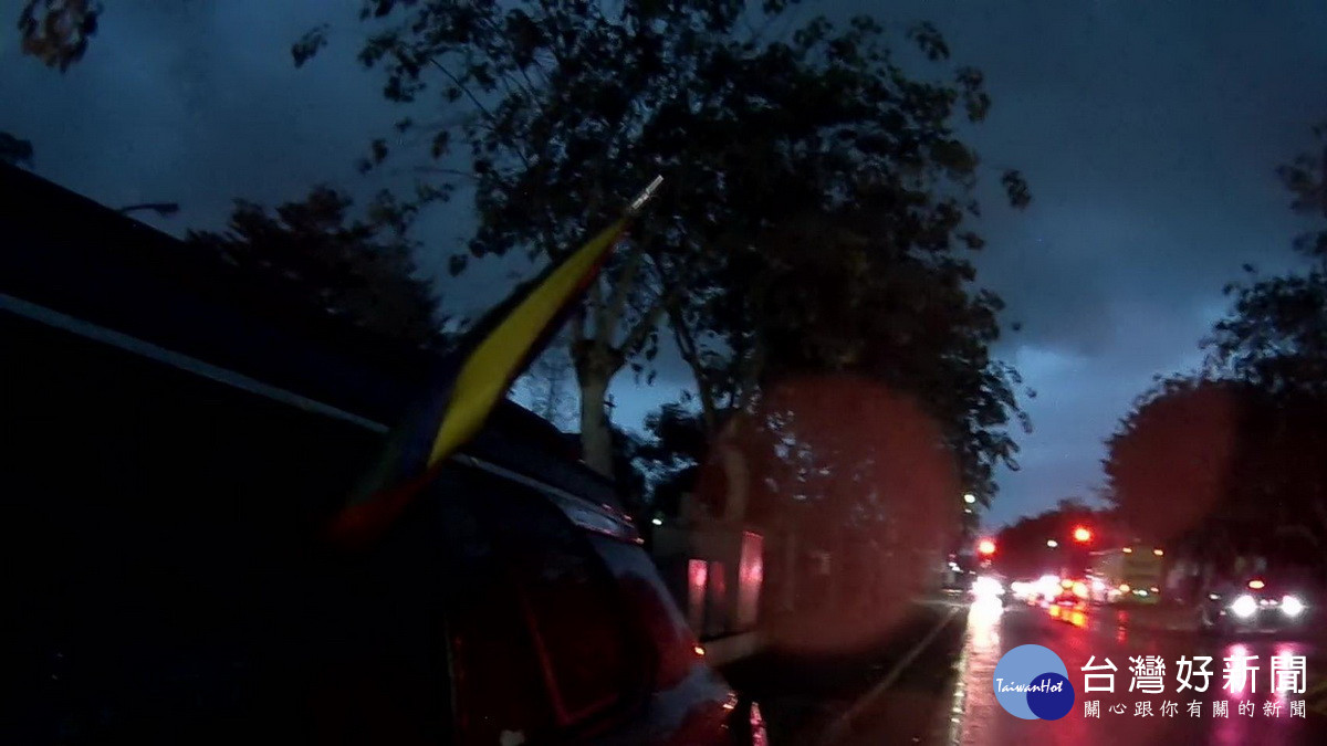 民眾自車窗伸出雨傘讓員警終於尋獲車子停放處。（中興分局提供）