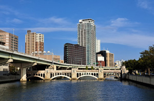 日本房價相較周邊國家位處低點，在日圓貶值及重大建設利多下，主要城市房價明顯上揚。圖為大阪市中之島周邊，每坪租金平均已達1萬日圓。