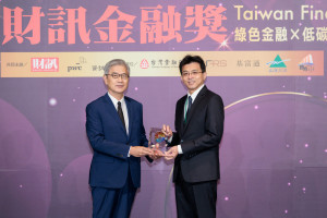 中壽獲財訊金融獎肯定，金管會主委黃天牧(左)頒發「FinTech創新應用獎」，許鴻儒資深副總經理(右)代表受獎。