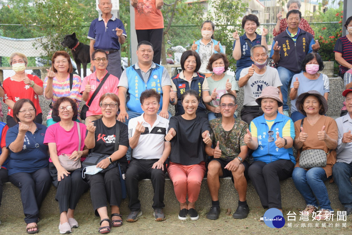 許淑華縣長解決水里陳年老案改善工程，水里鄉長葉銘豐也到場關心，和鄉親們一同感謝縣府協助建設地方。<br /><br />
<br /><br />
