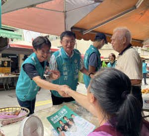 立委黃國書陪同立委參選人江肇國掃東區三市場