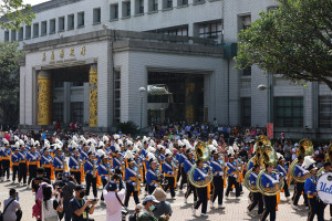 「純金之聲」UCLA棕熊行進樂隊今早到嘉義縣府廣場演出／陳致愷翻攝