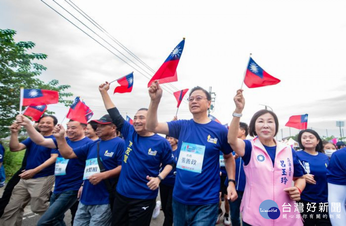 張市長與貴賓手持國旗，為選手加油。