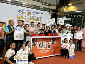 許縣長王副縣長與來賓宣布巧咖節啟動。（記者扶小萍攝）