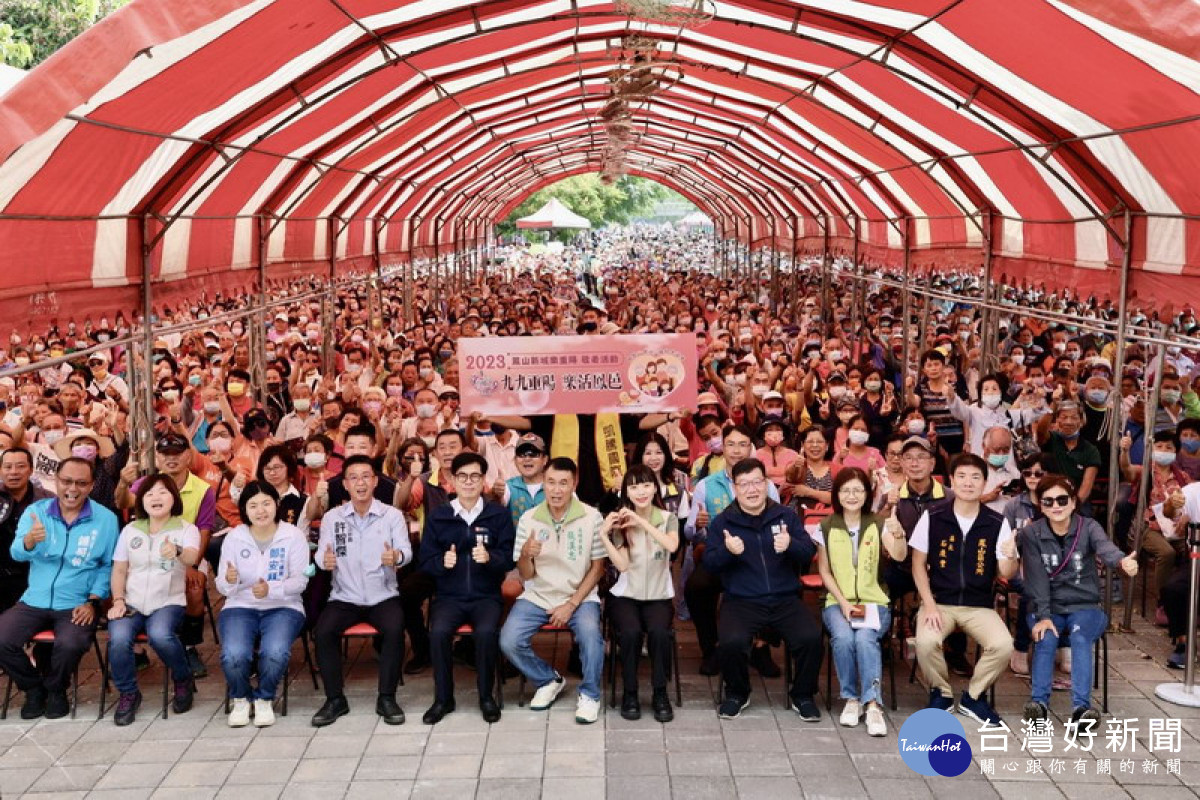 ▲重陽節將至，高雄市長陳其邁偕同立委許智傑及在地議員至衛武營都會公園出席「九九重陽 樂活鳳邑」重陽敬老活動。