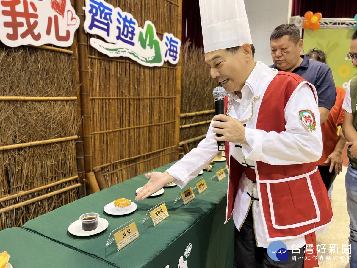 竹山鎮長陳東睦介紹各式筍子美食。（竹山公所提供）