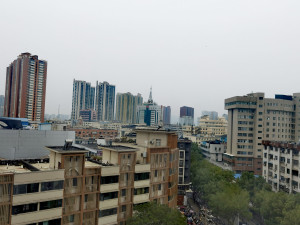 中國房市價格出現泡沫化的現象。