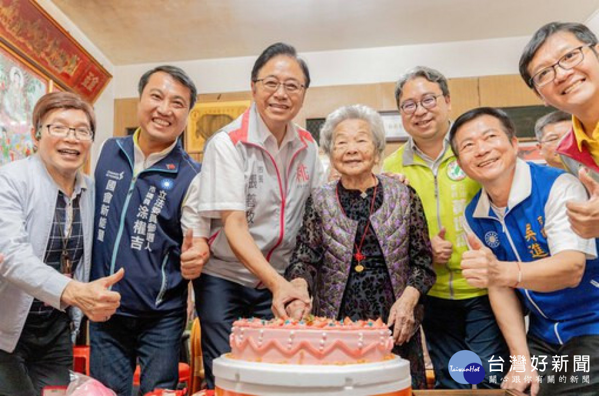 市長、與會來賓與陳吳奶奶一起切蛋糕。
