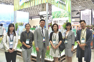 左一 文策院林容琦 左二 半隻羊盧盈文 左三 睿禾控股陳坤宏董事長 右三 益鈞環科沈國芬副總 右二 文策院栗襄沂組長 右一 半隻羊葉洋