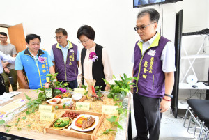 二林國小中央廚房縣長視察午餐菜色。圖／記者鄧富珍翻攝