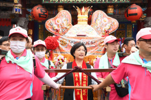 縣長王惠美扶媽祖鑾駕，放起馬炮後，隊伍浩浩蕩蕩出發，繞境二林街區。圖／記者鄧富珍翻攝