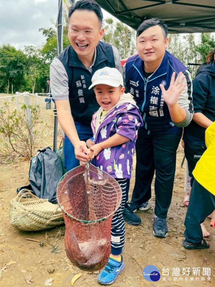 蘇副市長與小朋友體驗捕魚活動。