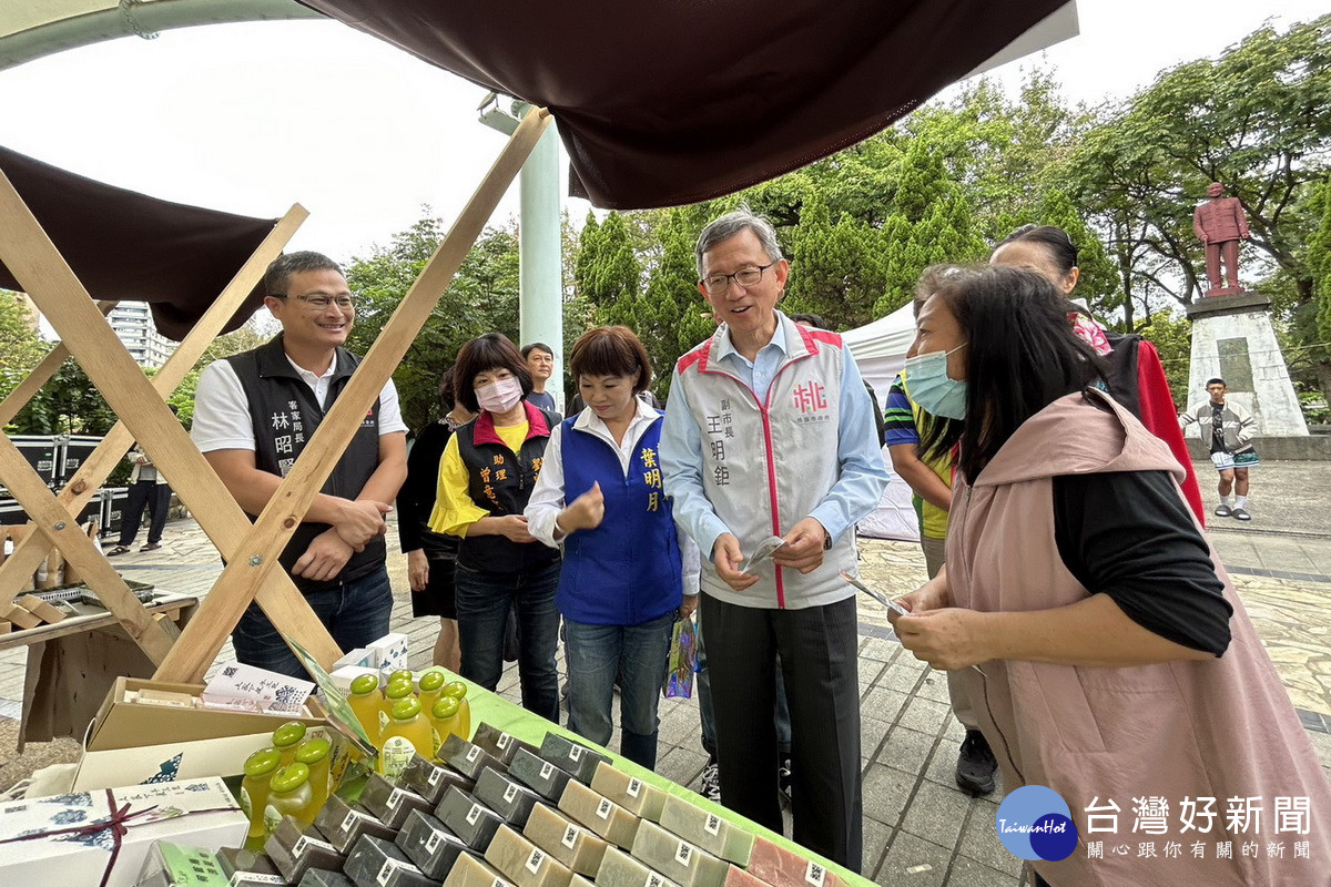 副市長王明鉅、客家文化基金會執行長及貴賓一起參觀嗨客市集。