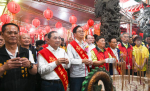 張市長和與會貴賓共同參香祈福。