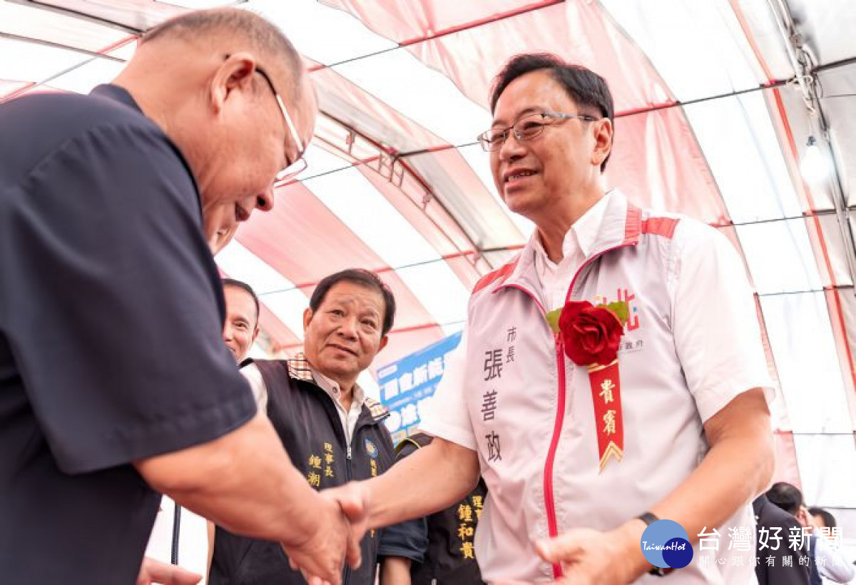  張市長與鍾姓宗親握手致意。