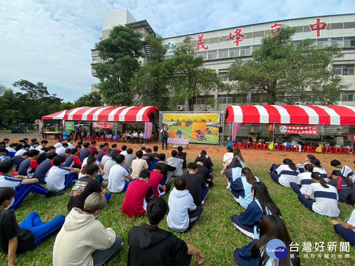 雲林縣警察局前往雲林縣義峰高中，參與「112年第12屆校園安全盃『反黑、反毒、反詐、反霸凌』漆彈錦標賽競賽／警方提供