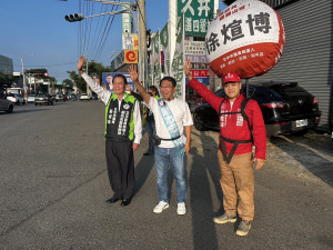 立委參選人謝志忠由民進黨議員蔡成圭、基進黨前議員候選人徐煊博陪同站路口拜票。