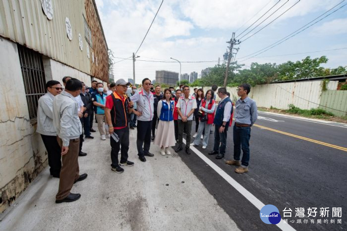 張市長視察拓寬後道路。