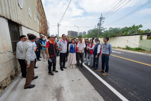 張市長視察拓寬後道路。