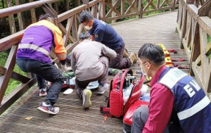 民眾發現64歲陳男倒臥登山步道，警消緊急送醫後仍宣告不治／陳致愷翻攝