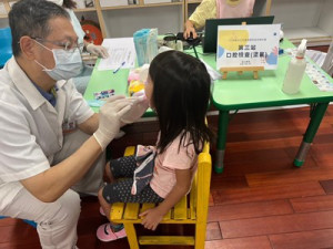 幼兒口腔檢查及塗氟。