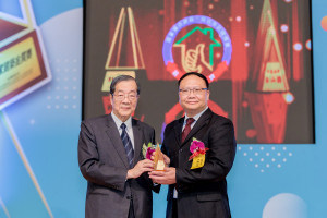 中壽獲國家品牌玉山獎兩大類三項大獎，由考試院長黃榮村（左）頒獎，宋健榮資深副總代表領獎。