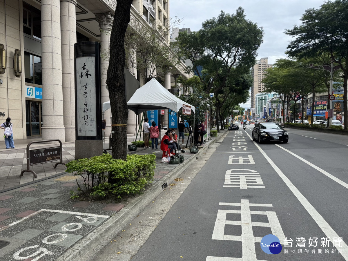 接駁點位於青溪一路、中央街口新永和市場前。