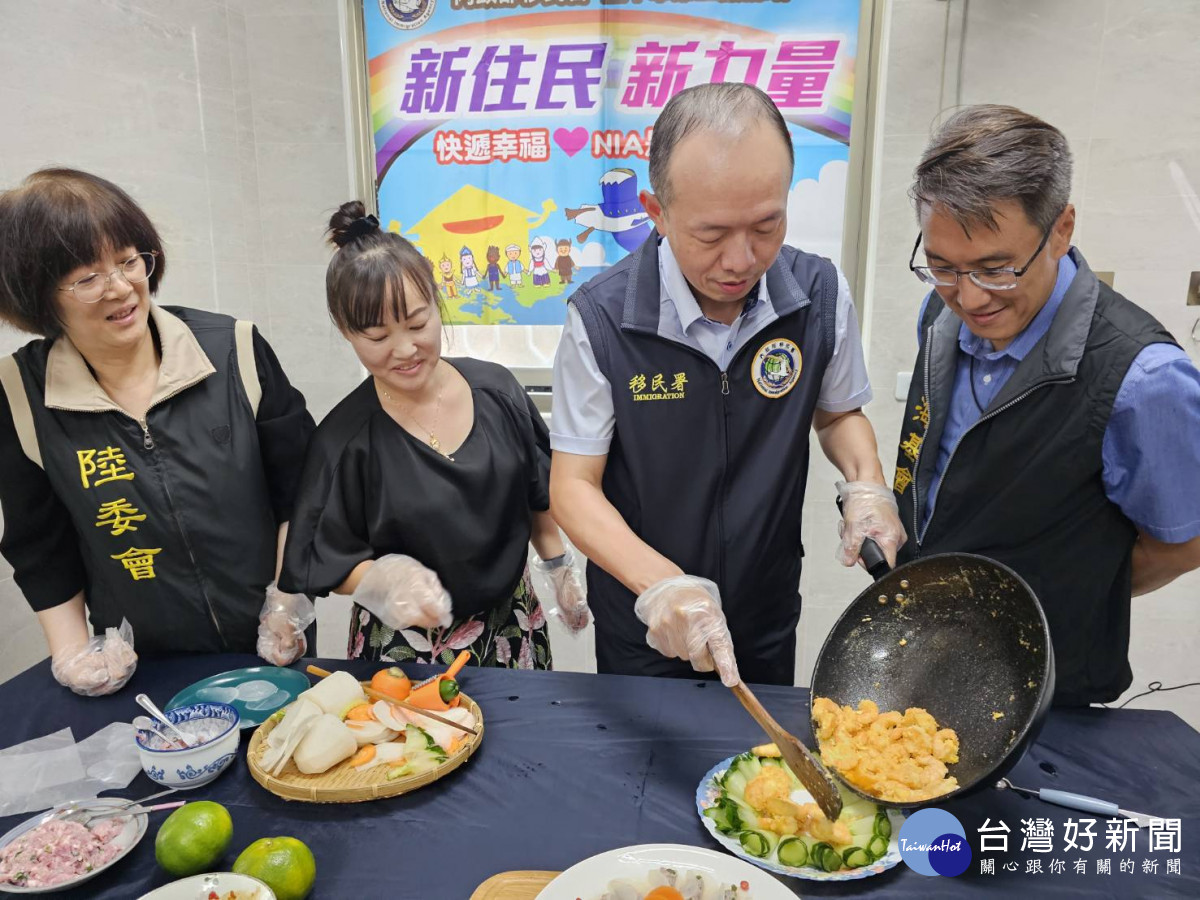 移民署主任秘書謝文忠偕同大陸委員會參事楚恆惠及海基會科長陳穎慶動手做料理並體驗一日YouTuber。