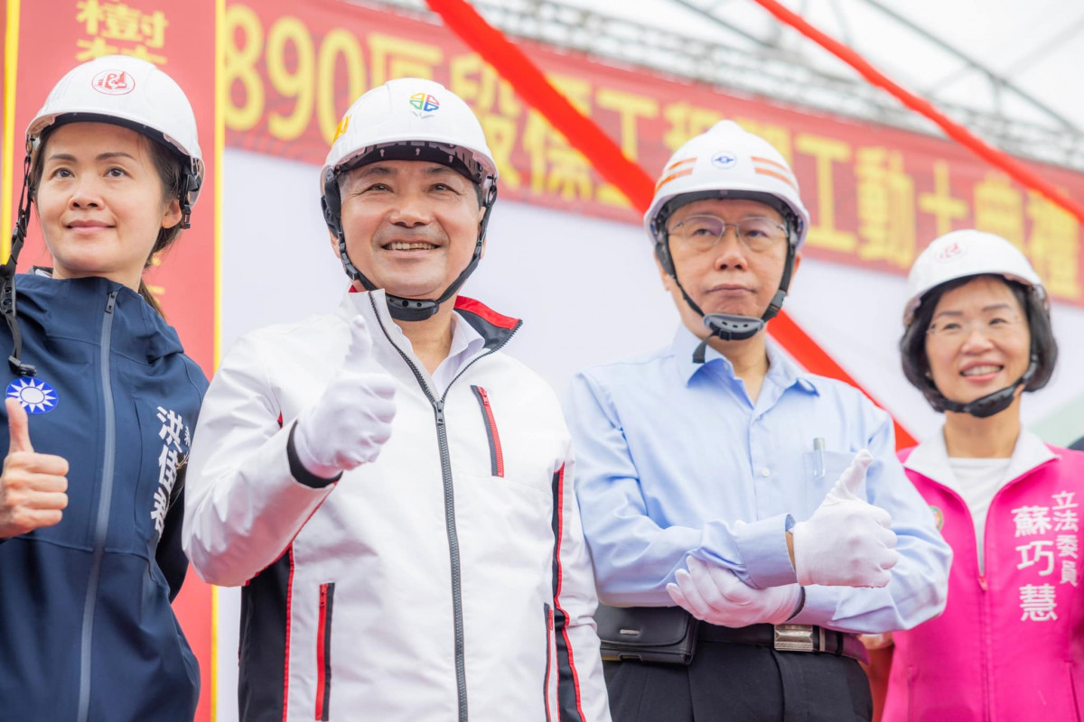 新北市長侯友宜（中左）與台灣民眾黨黨主席柯文哲（中右）20221014（圖／資料照片，圖源：翻攝自侯友宜Facebook）