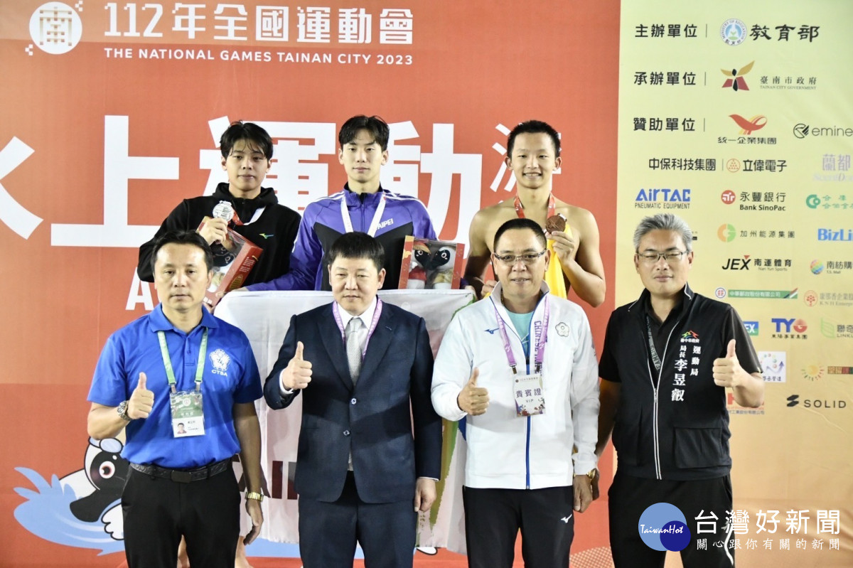 中華民國游泳協會與運動局長李昱叡共同勉勵臺中之光