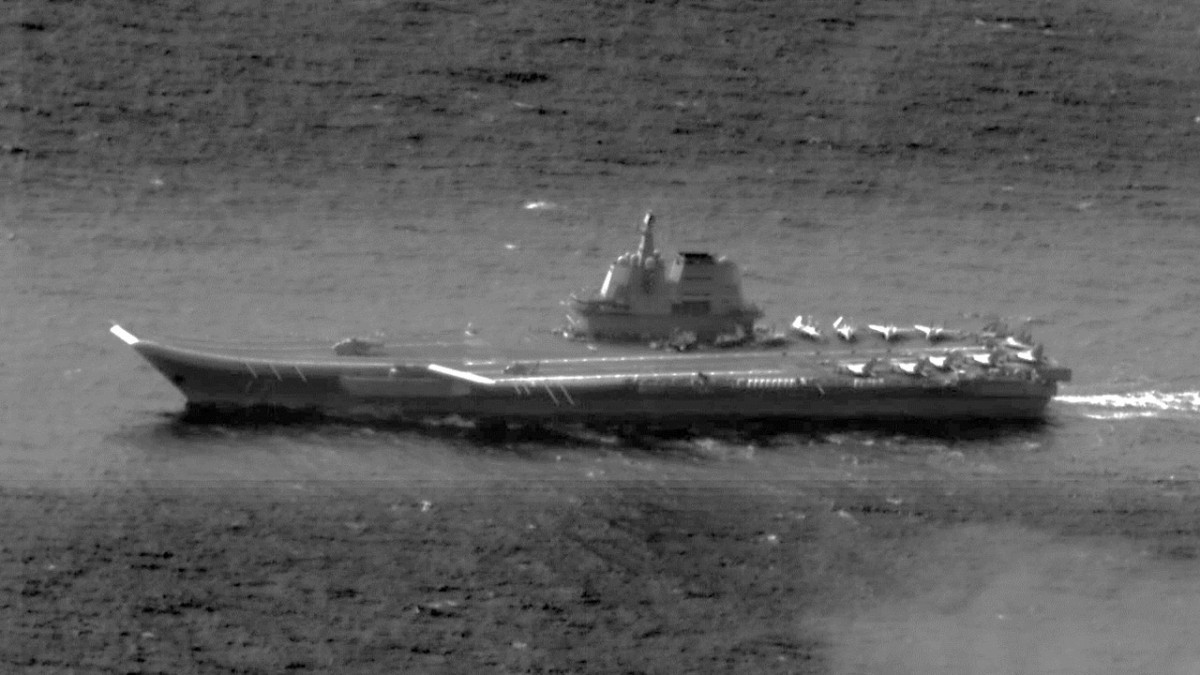 我國防部26日證實，中共山東號航空母艦編隊群，穿越巴士海峽進入西太平洋，並且公布我方拍攝的山東號航艦空拍照。（圖／中華民國國防部提供）
