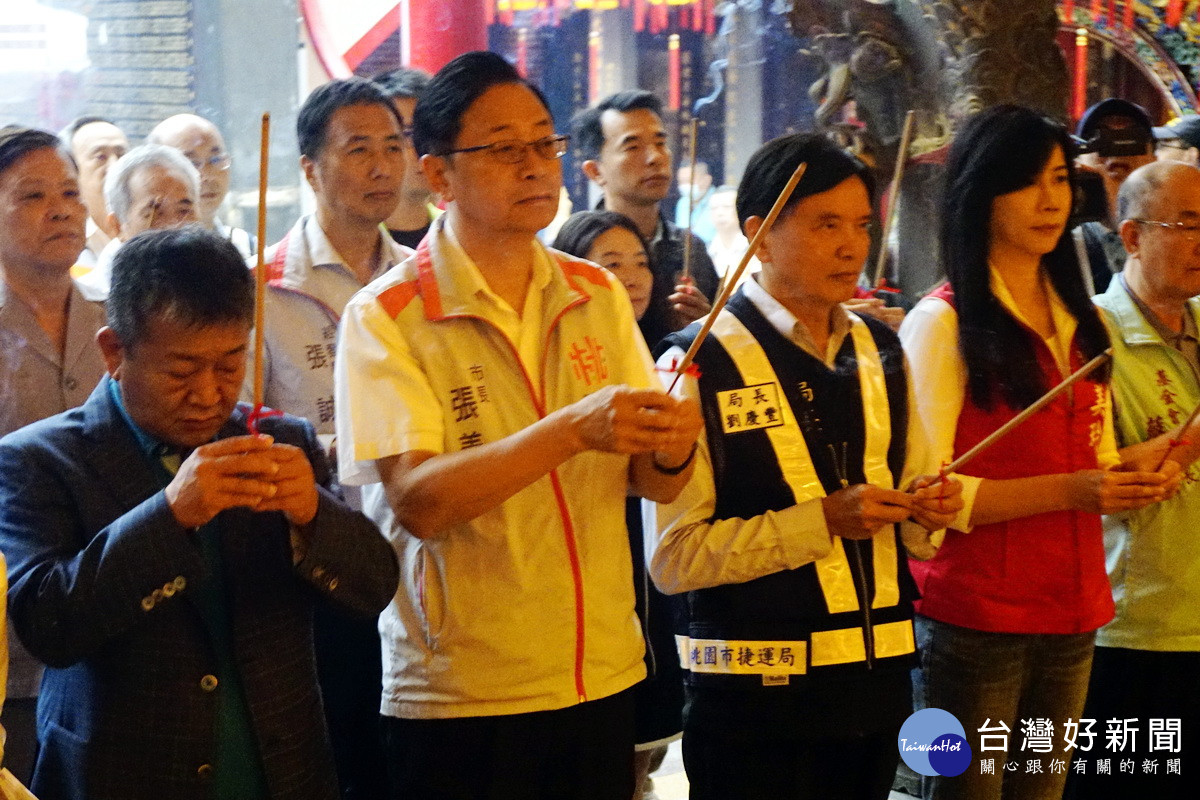 桃園市長張善政於景福宮上香祈福。