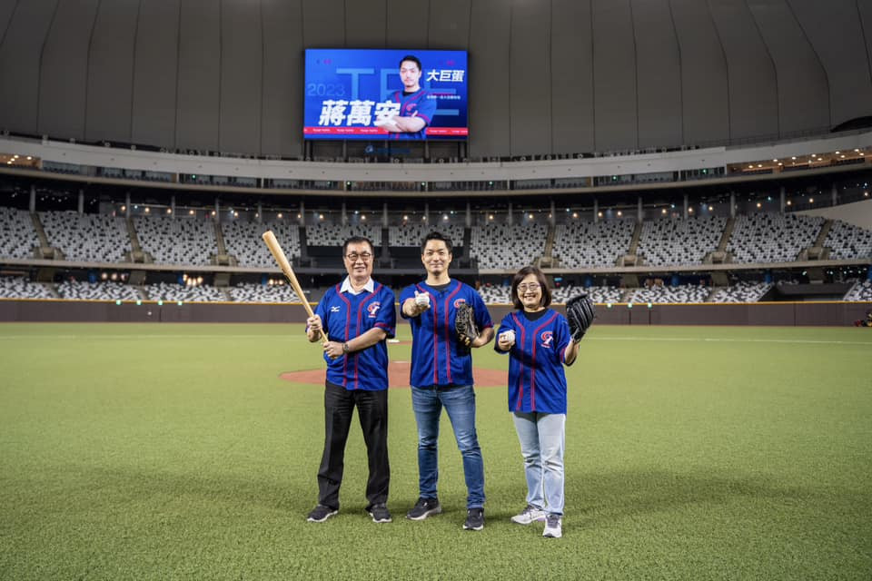 台北市長蔣萬安（中）、台北市副市長李四川（左）、台北市副市長林奕華（右）。（圖／翻攝自蔣萬安Facebook）