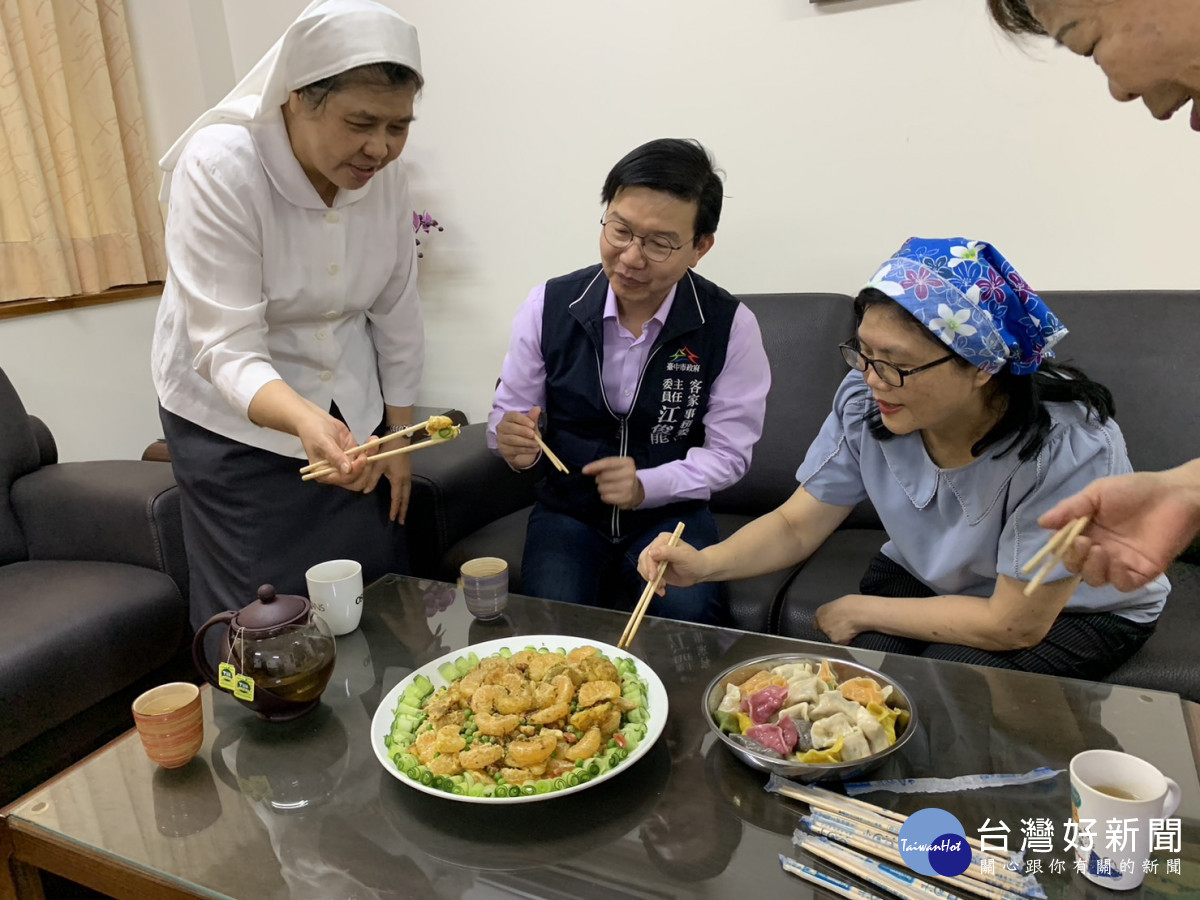 美食專家陳碧蓮老師和陳務修女向主委介紹各道創意料理的作法並評分。