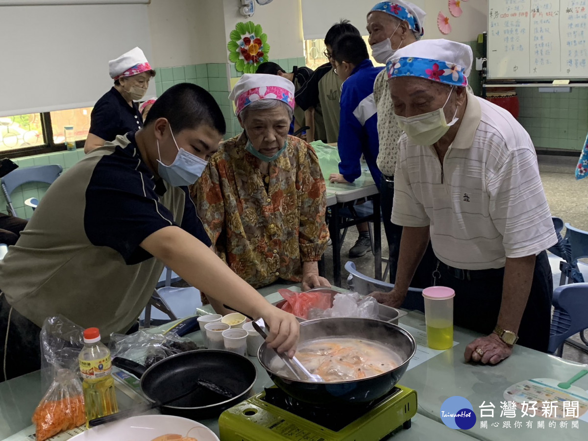 長者與青年學子跨世代共同創作「福菜麥片蝦」。