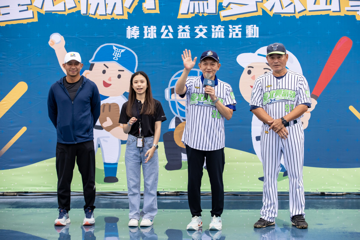 臺北市政府體育局副局長蔡培林(右二)期盼透過棒球公益活動，讓更多人認識球隊也讓更多小朋友認識棒球運動。