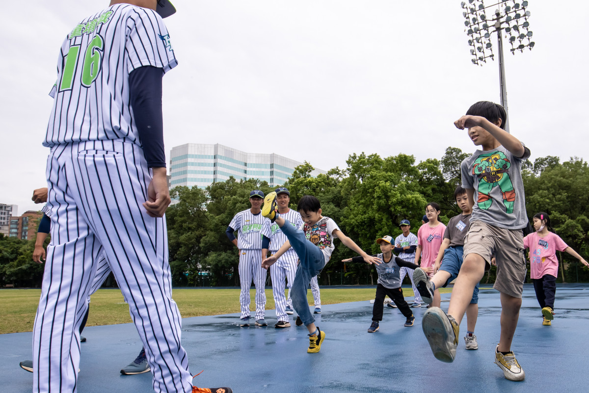 臺北興富發棒球隊球員熱情帶領小朋友們做熱身操。