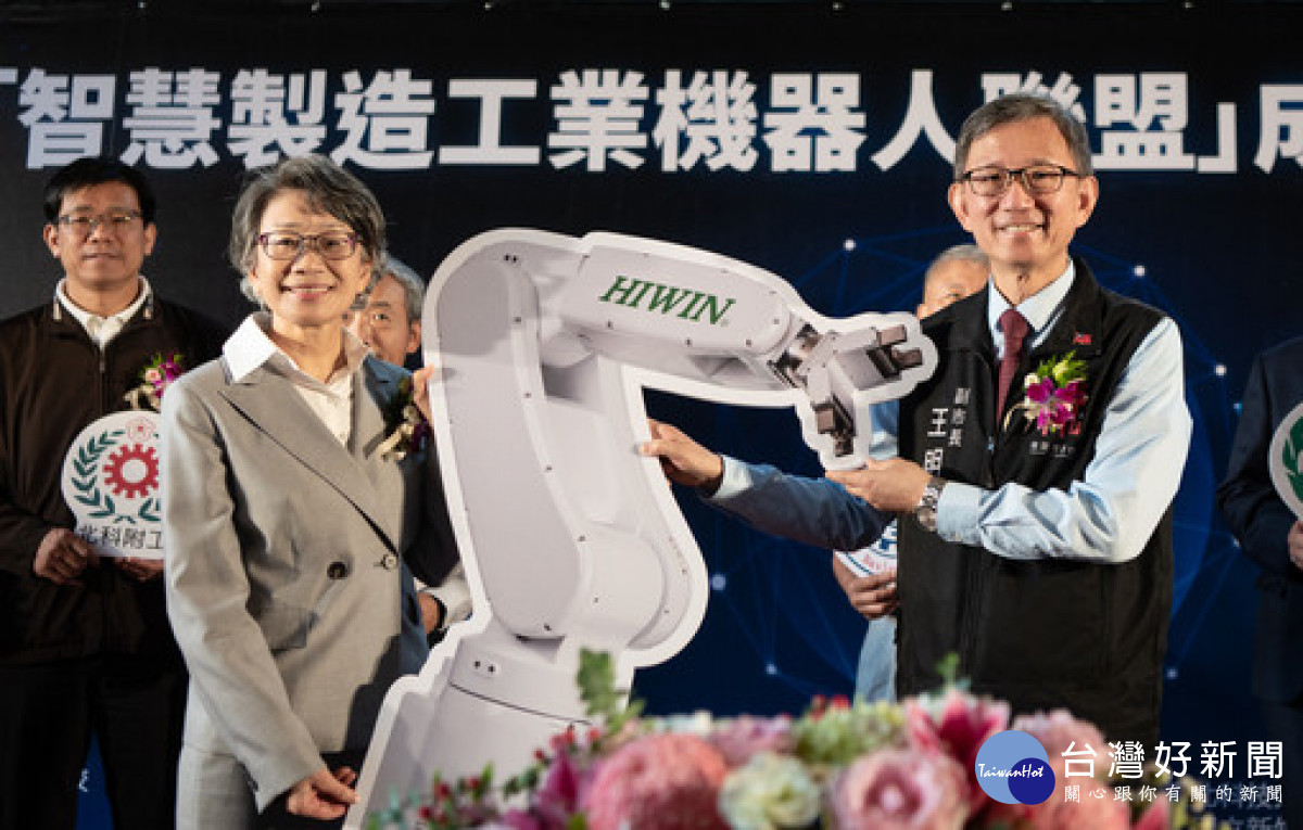 王副市長代表市府接受上銀科技捐贈機器手臂。