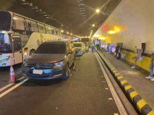 國道3號北上293公里蘭潭隧道內發生連環車禍，造成3人輕傷送醫／警方提供