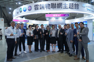 國發會高仙桂副主任委員(右7)、台灣區電機電子工業同業公會鄭富雄副理事長(右6)蒞臨國際人工智慧暨物聯網展雲協主題館觀看優秀數位創新成果。
