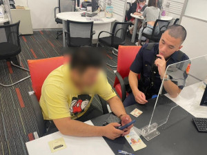 徐男恍然大悟自己陷入詐騙陷阱，事後感謝行員與員警幫他守住積蓄。