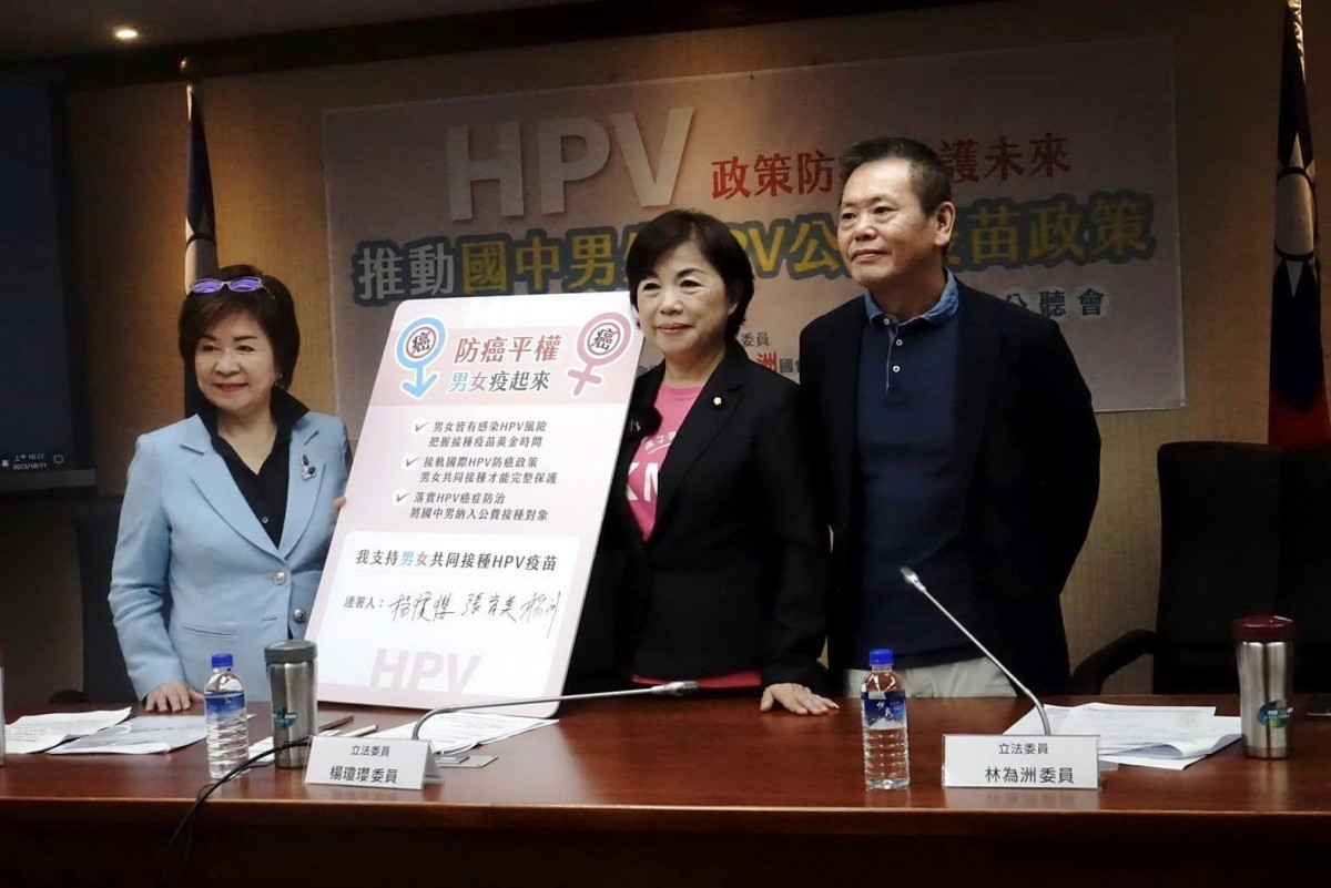 主辦委員共同簽署《防癌平權　男女疫起來》聯署板（由左至右：立法委員張育美、楊瓊瓔、林為洲）。