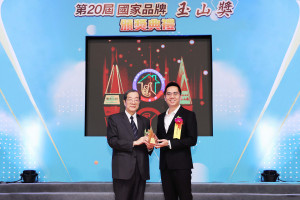 （圖左至右）考試院院長黃榮村、elevo線上學習平台營運長陳宗逸。