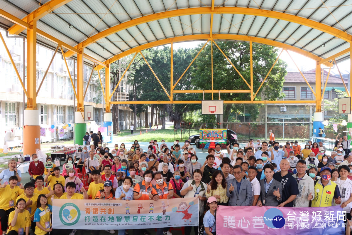 南臺科技大學青銀共創USR與護心善循公司舉辦「健康久久慶城門」 里民活動大合影。