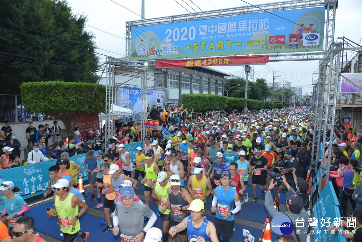 台中國際馬拉松引領跑者飽覽大台中美景，吸引多國選手參賽。(資料照片)