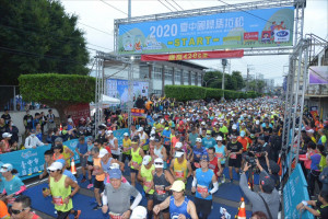 台中國際馬拉松引領跑者飽覽大台中美景，吸引多國選手參賽。(資料照片)