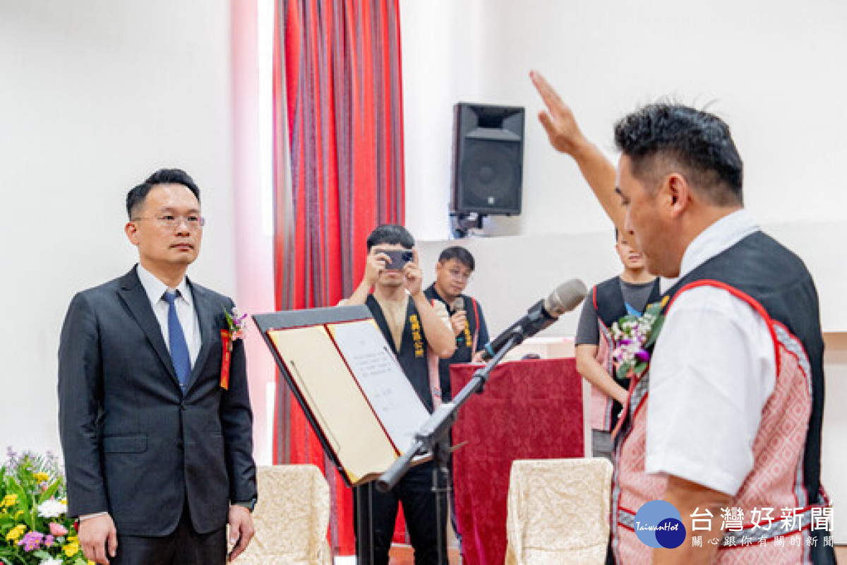 復興區長蘇佐璽宣誓就職，由蘇副市長擔任監誓人。<br /><br />
